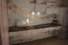 Virtuvės baldų gamyba Vilniuje. virtuvės baldų komplektas su graviruotu stiklu