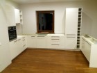 Virtuvės baldų gamyba Vilniuje. Juodai balti virtuvės baldai